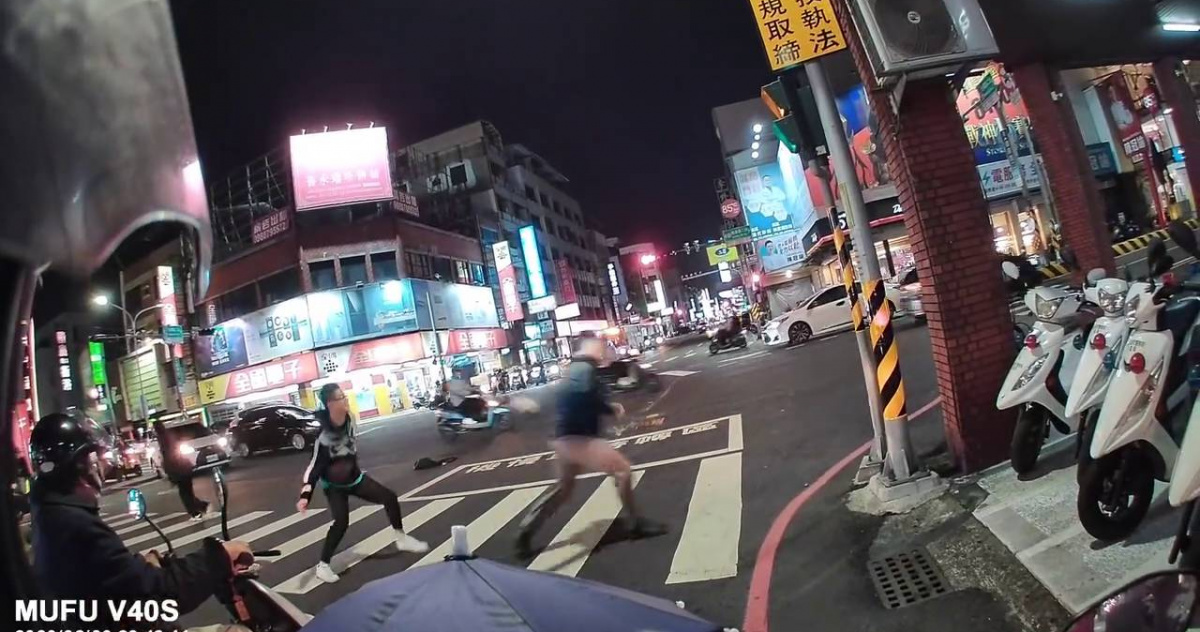 台南隨機攻擊畫面曝！29歲男持刀追砍至派出所　2路人濺血送醫