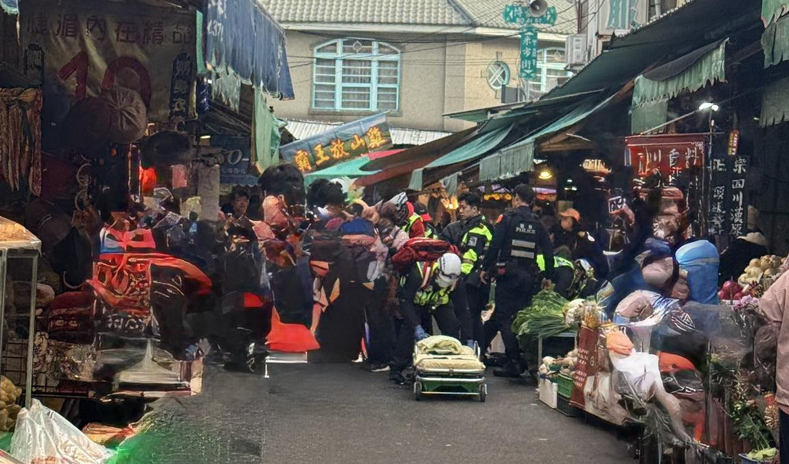 苗栗市場恐怖攻擊！男揚言殺人「見警猛砍2刀」　3人受傷搶救