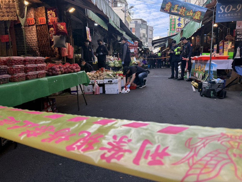 苗栗男持刀闖市場砍傷員警　遭開槍制伏中彈送醫 (圖)
