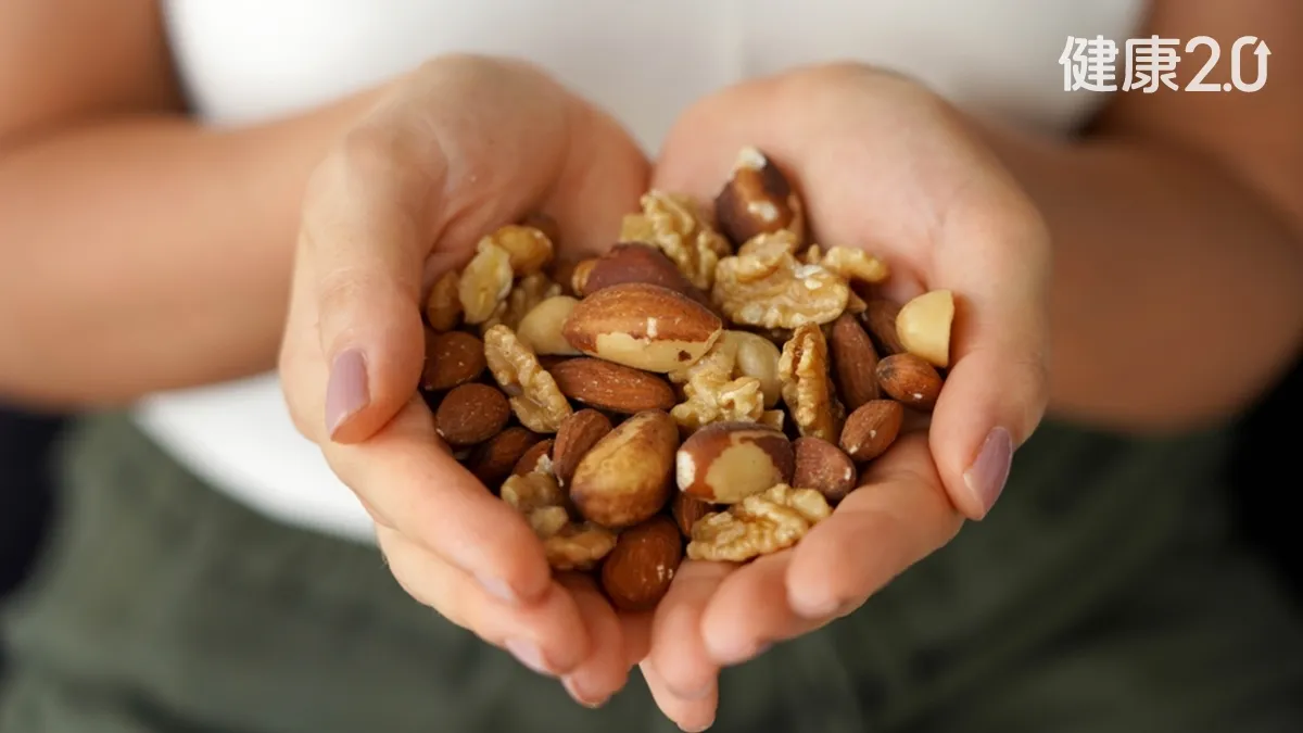 腰果、核桃、巴西堅果、杏仁哪個好？醫大推它！每天4顆抗慢性發炎